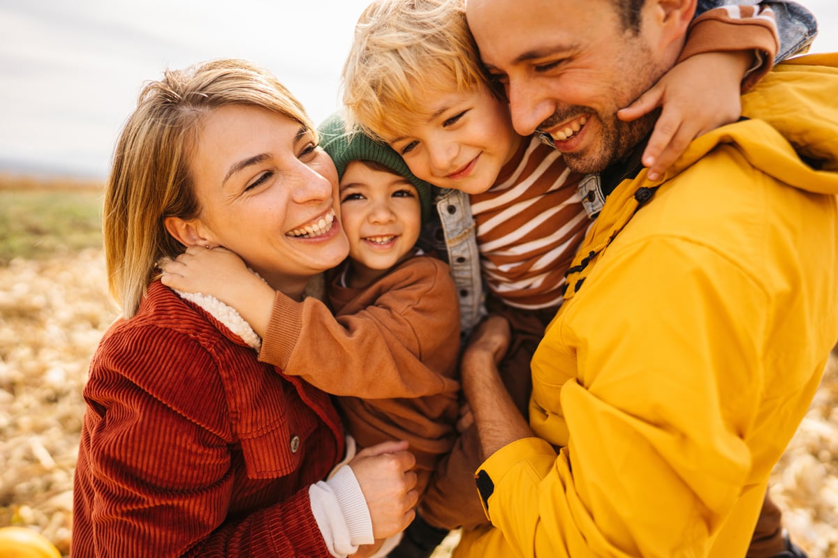 Eine Familie die draussen glücklich ist