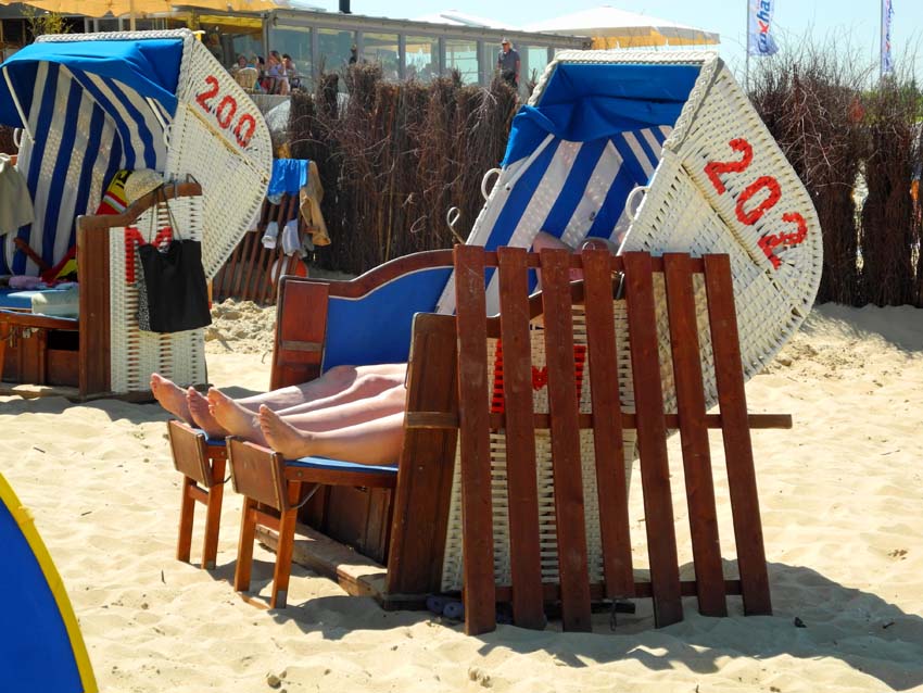 Urlauber im Strandkorb in Döse