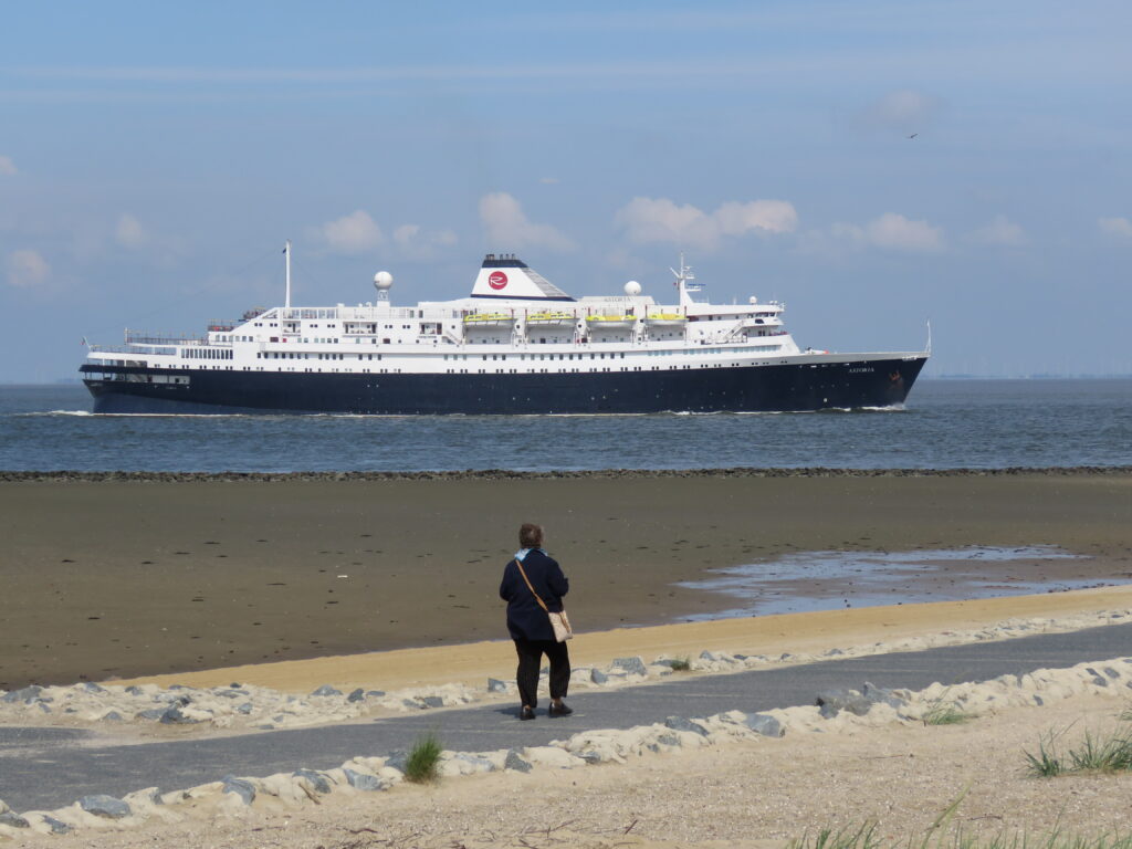 Kreuzfahrtschiff auf dem Weltschifffahrtsweg vor Cuxhaven