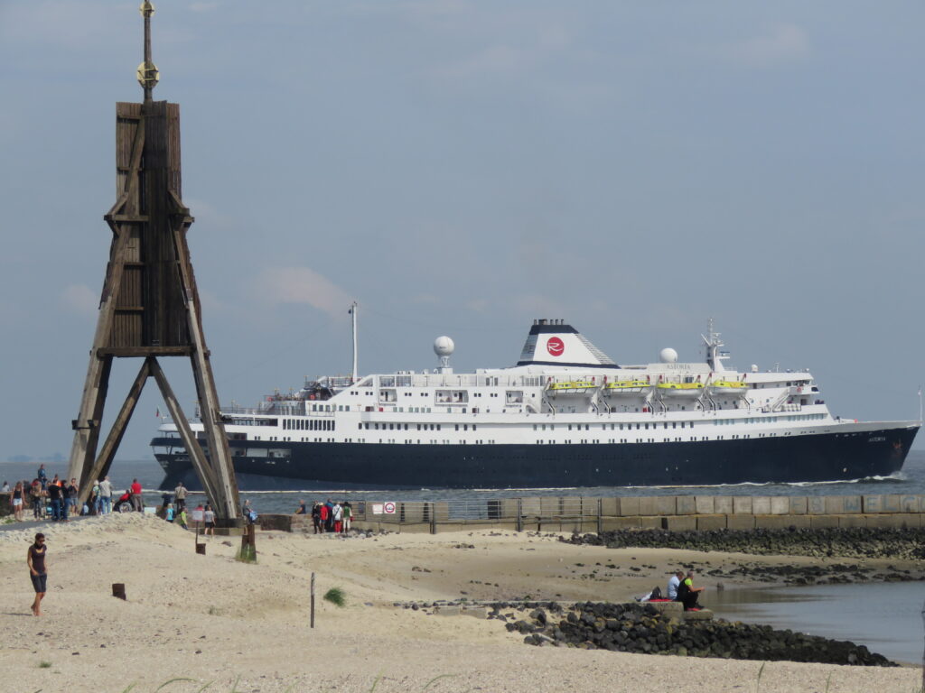 Kreuzfahrtschiff vor der Grimmershörnbucht