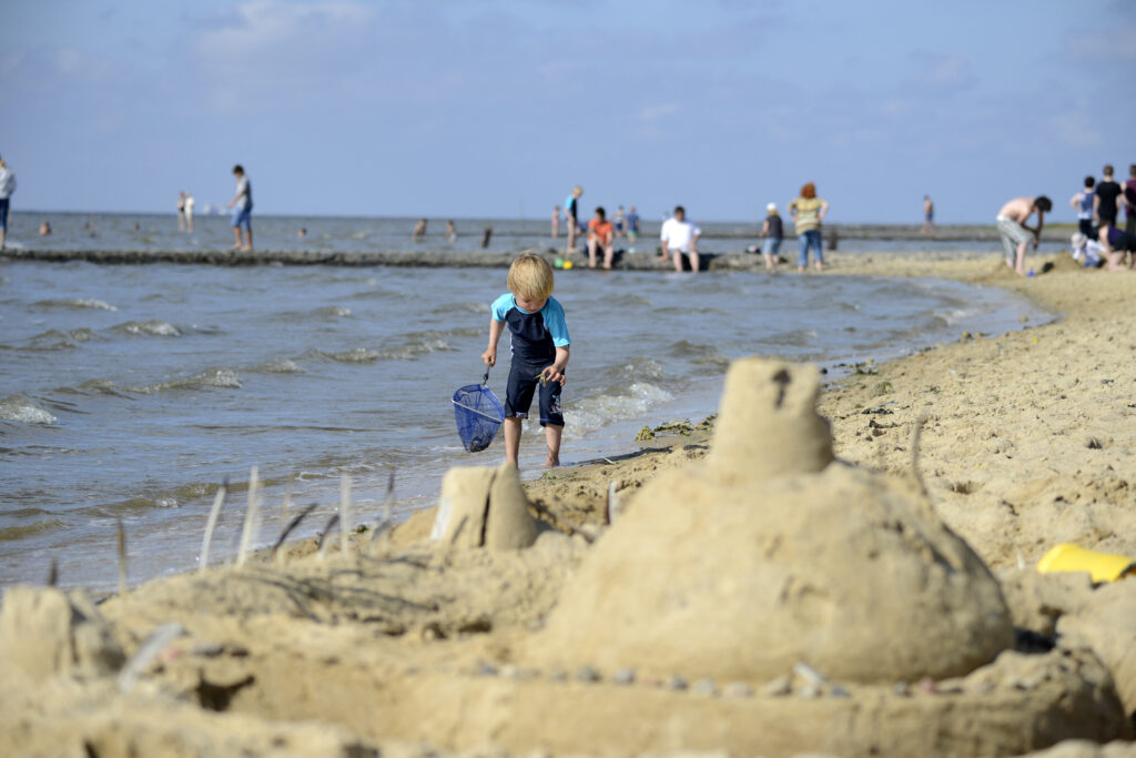 Kinder am Strand von Cuxhaven Döse