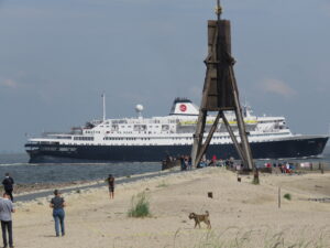 Kugelbake mit Kreuzfahrtschiff in Döse