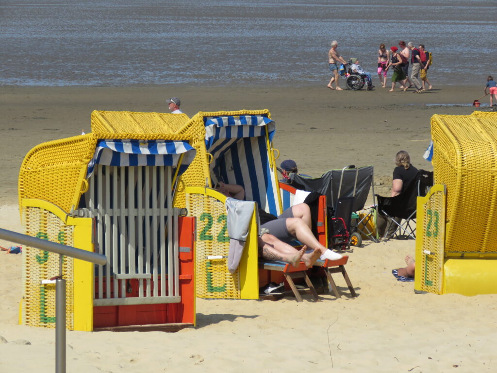 Sandstrand mit Strandkörben in Sahlenburg