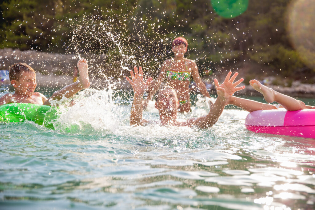 Kinder im Waldfreibad in Cuxhaven Sahlenburg
