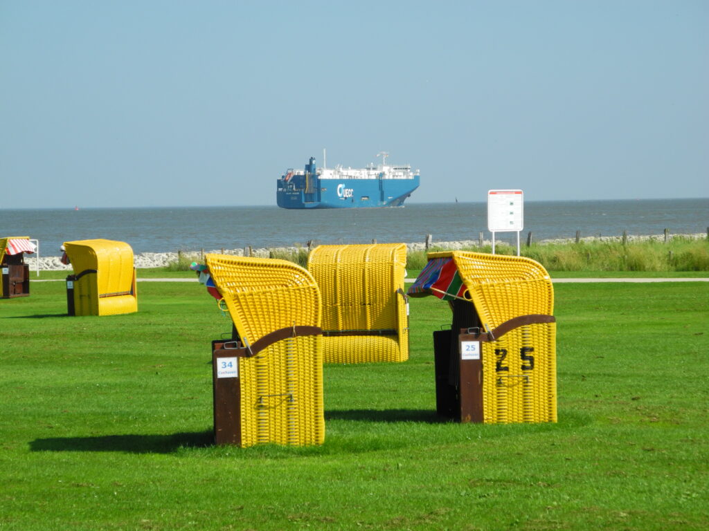 Schiff auf der Elbe vor Altenbruch