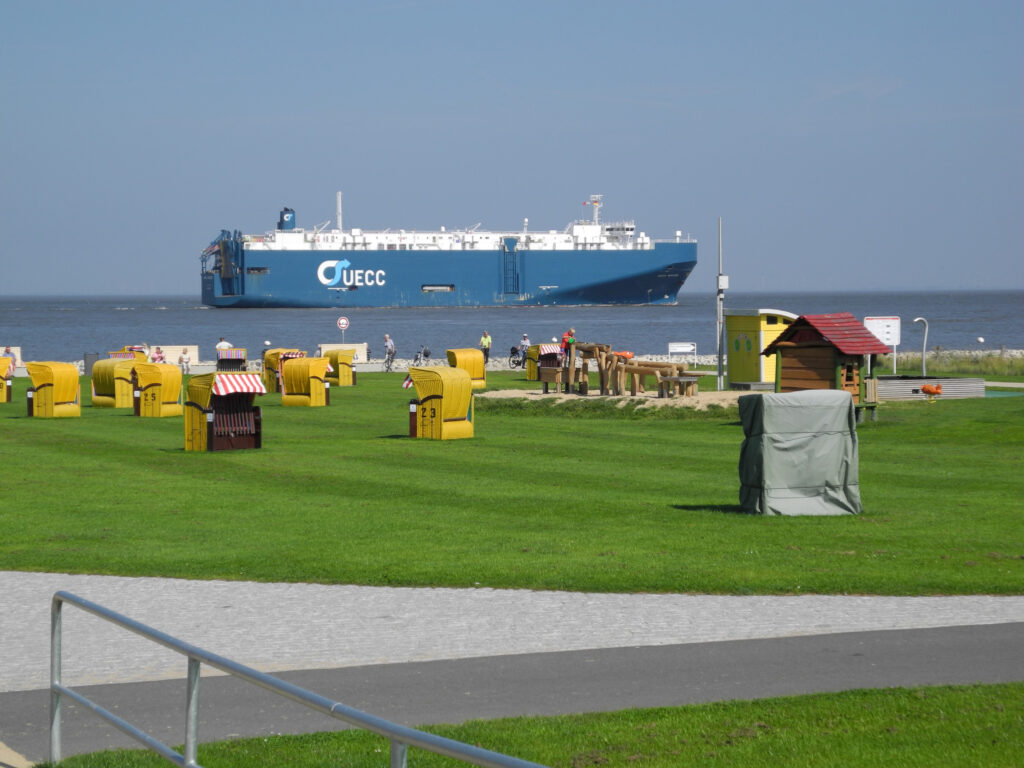 Autofähre vor dem Strand von Altenbruch
