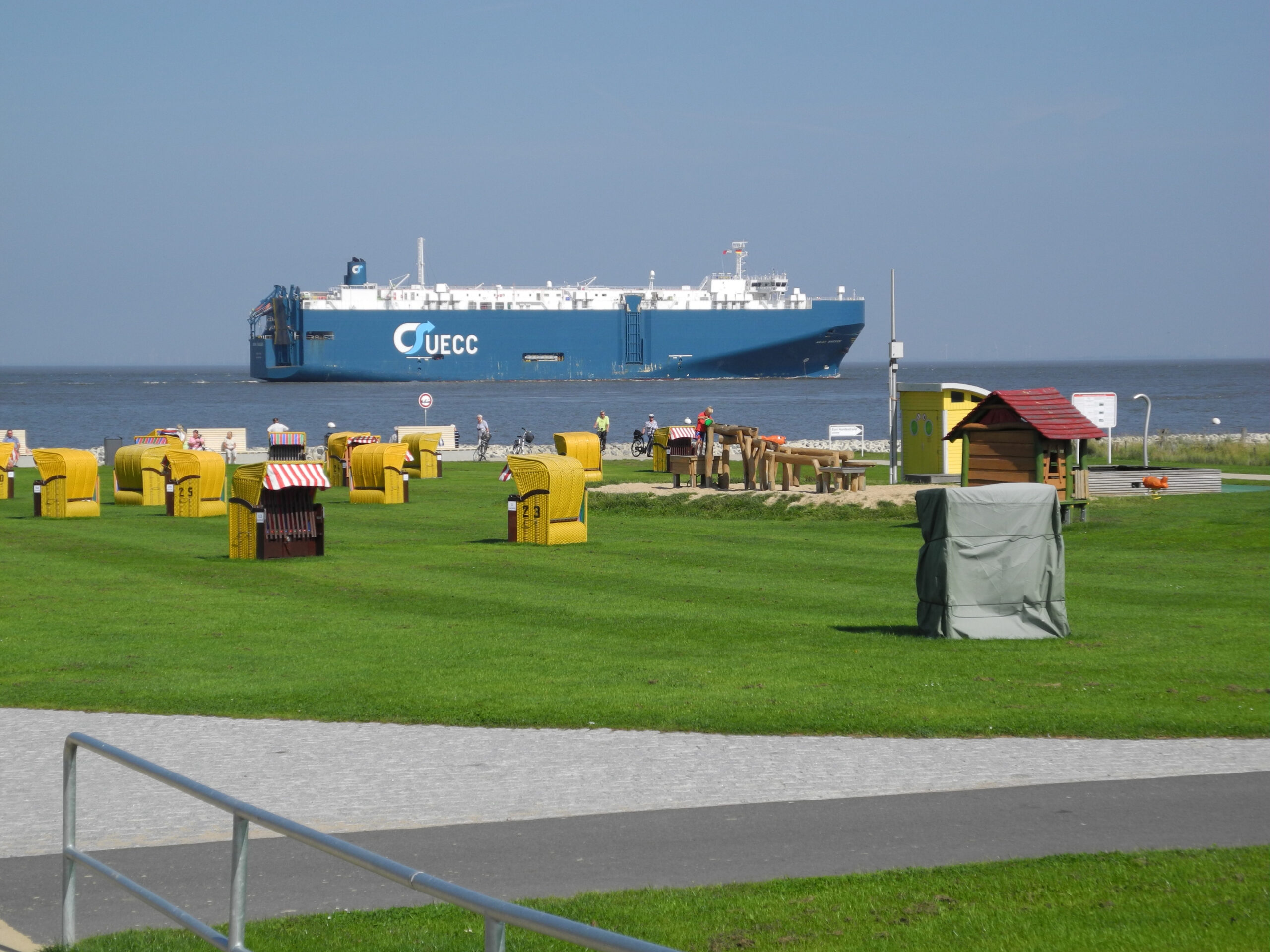 Autofähre vor dem Strand von Altenbruch
