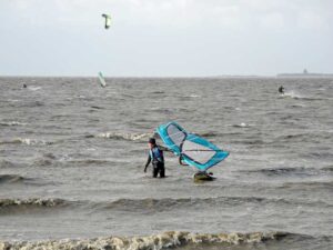 Surfer im Wasser in Sahlenburg