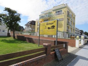 Abfahrt der Wattwagenfahrten Brütt am Haus Wattenpost